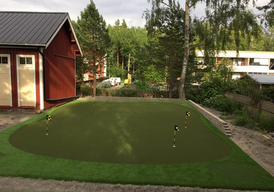 Etelä-Pohjanmalla kotipiha sai kauniin tekonurmi golfviheriön